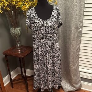 🤩White Stag - Black and White Floral Design Short Sleeve Dress - Size Large
